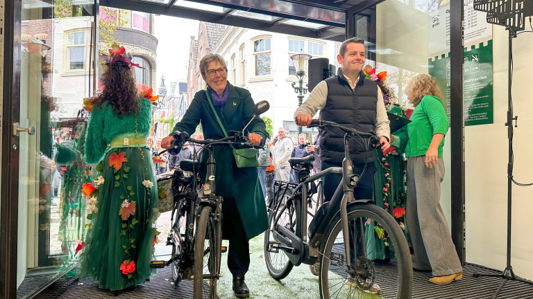 Vanaf nu kunnen fietsers terecht in de ‘supermooie’ nieuwe fietsenstalling in Alkmaarse binnenstad: ‘De Afstap’