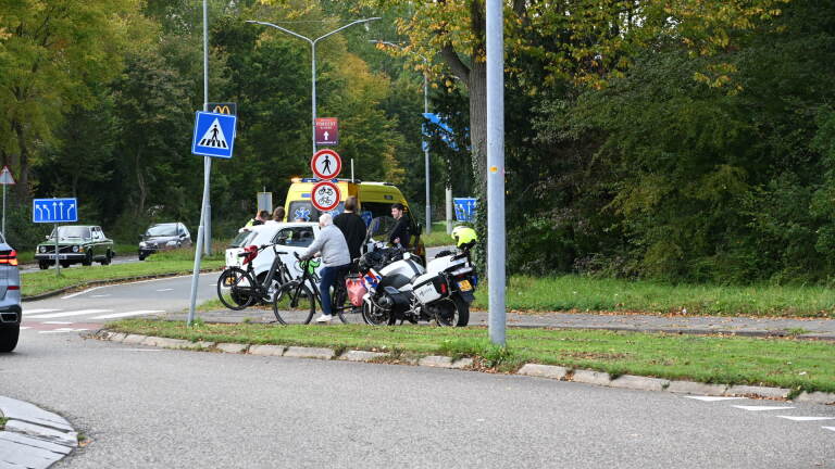 Auto raakt fietser op rotonde in Alkmaar: slachtoffer naar ziekenhuis