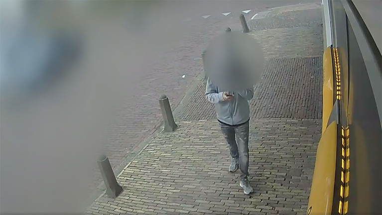 Politie toont beelden van nepagent die vrouw in Bergen oplichtte