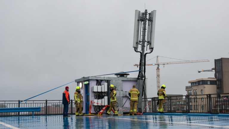 Grote antenne dreigt van Alkmaarse parkeergarage te vallen: brandweer grijpt in