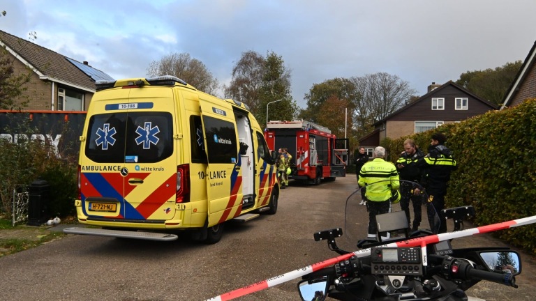 Scooter vat vlam bij woning in Limmen, brandweer snel ter plaatse