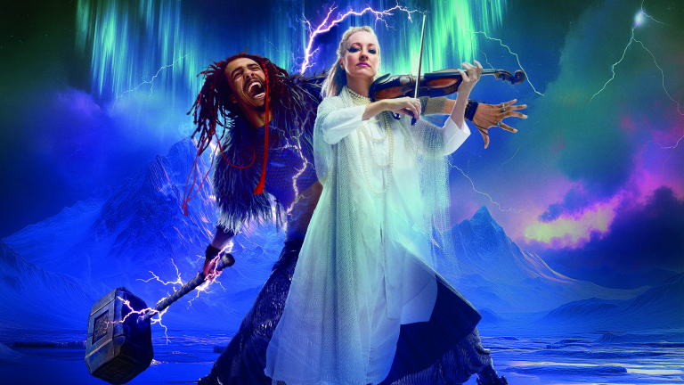 Twee personen in theatrale kleding staan op een fantasieachtig landschap, met de ene persoon die een hamer vasthoudt en de andere een viool bespeelt. Op de achtergrond is een kleurrijke lucht met bliksem en poollicht te zien.