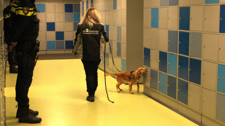 Politie Dijk en Waard gluurt in kluisjes leerlingen: niks gevonden wat verboden is