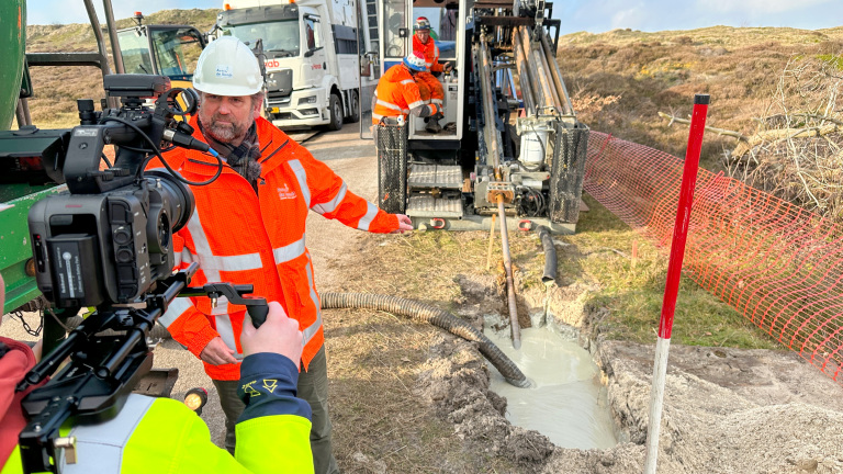 Nieuw kabeltracé in Schoorlse Duinen doet geen vlieg kwaad: “Absoluut uniek voor Nederland”