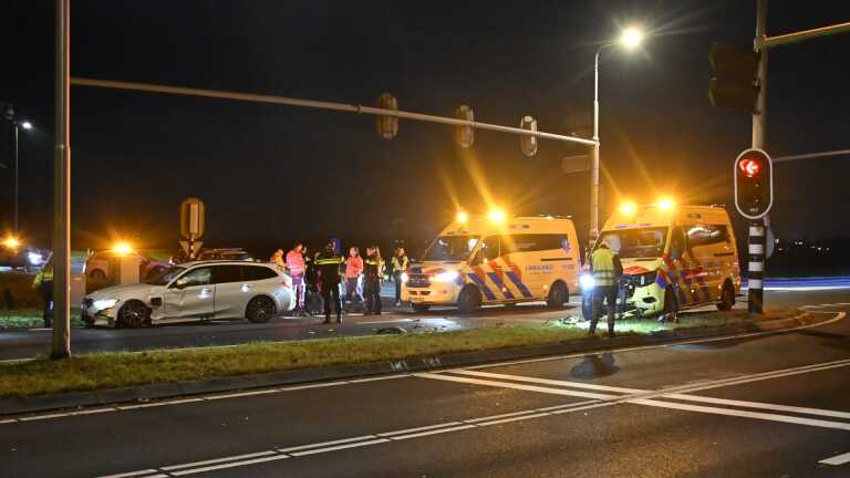 Ambulance op weg naar reanimatie betrokken bij ongeluk op N203