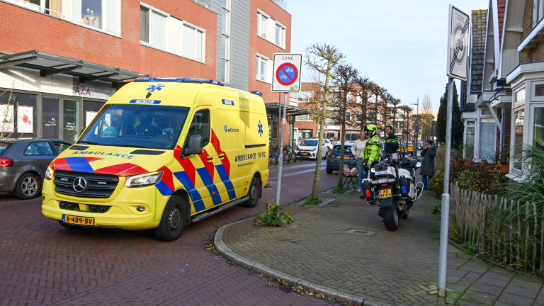 Voetganger steekt over en wordt aangereden: gewond naar ziekenhuis