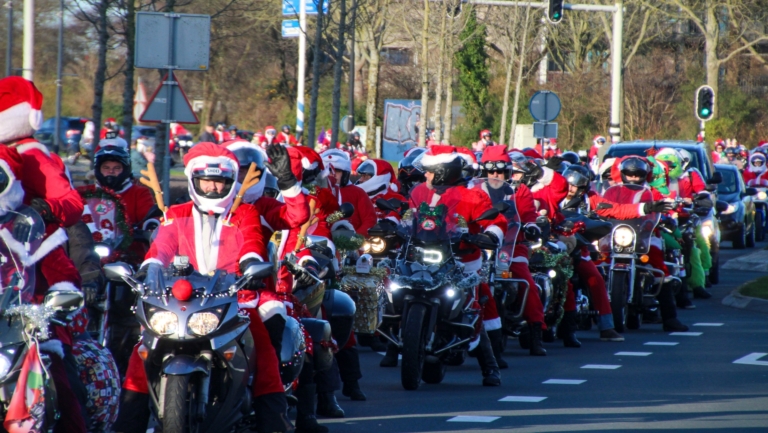 Gemotoriseerde kerstmannen rijden voor kinderoncologiecentrum: “Iedereen heeft een grote glimlach”