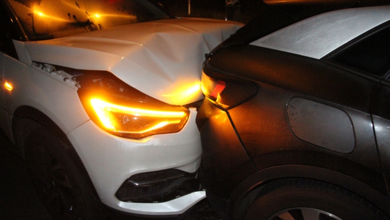 Chaos op N242: auto vliegt in brand bij kettingbotsing