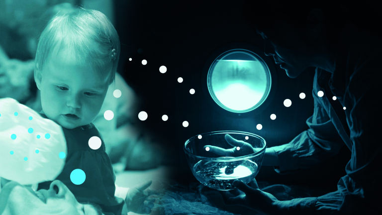 Een samengestelde afbeelding toont een baby met lichtblauwe tinten links en een persoon die rechts een glazen kom vasthoudt bij een verlichte ronde opening, met gevlekte lichteffecten.