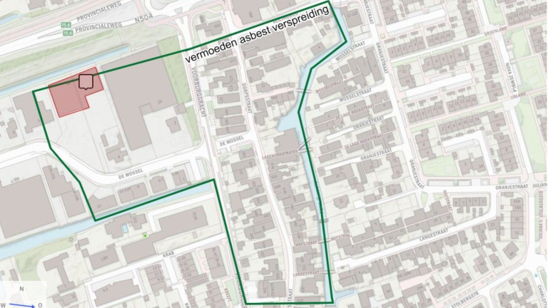 Kaart van een gebied met een groene contourlijn met tekst "vermoeden asbestverspreiding" en een rood gemarkeerd gebied.