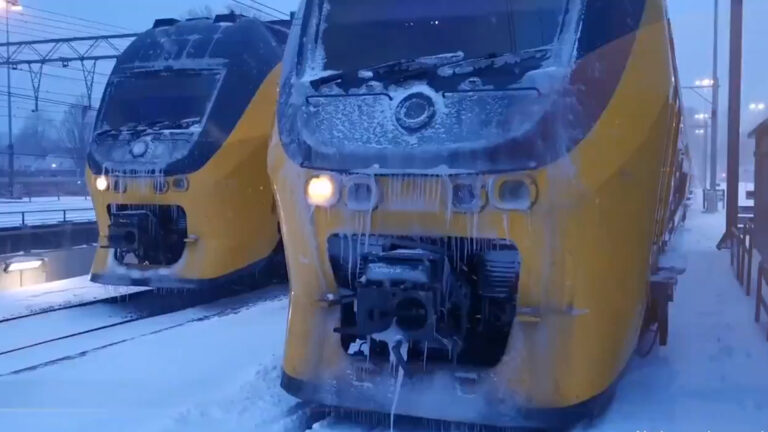Sneeuw op eerste dag na vakantie zorgt voor ellende op het spoor