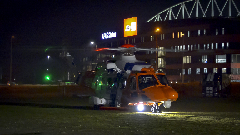 Bezoekers AZ-wedstrijd krijgen helikopterlanding voor medische evacuatie voorgeschoteld