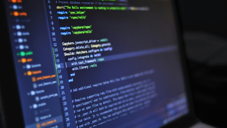 Scherm van een computer met programmeercode, geschreven in een teksteditor met kleurrijke syntax highlighting.