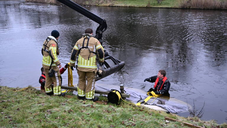 Brandweer en gemeente in actie vanwege brandstof lekkende sloep in singel