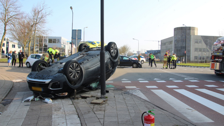 Auto ondersteboven na botsing op Rietveldweg in Heerhugowaard