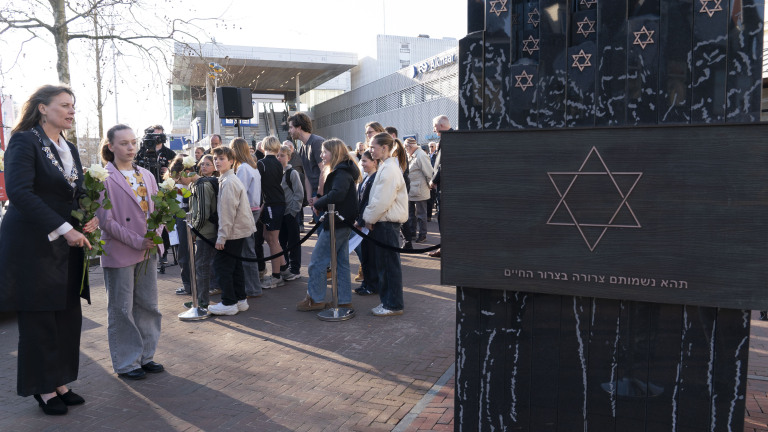 Gedeporteerde en omgebrachte Joodse Alkmaarders herdacht: “Heel belangrijk dat we hierbij stilstaan”