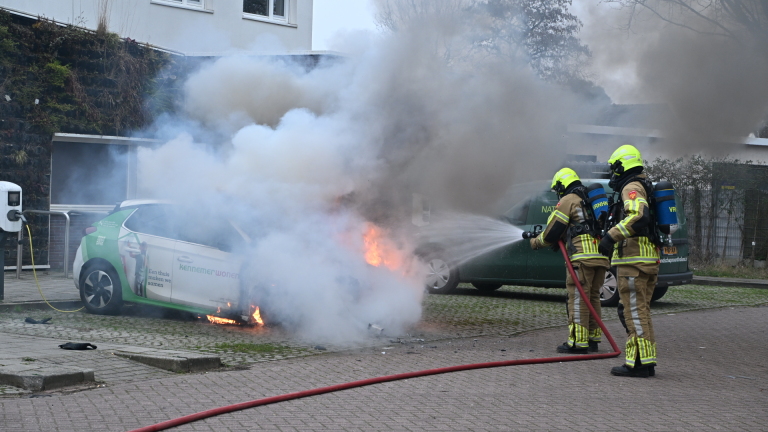 Elektrische auto in lichterlaaie in Heiloo, brandweer voorkomt grotere schade