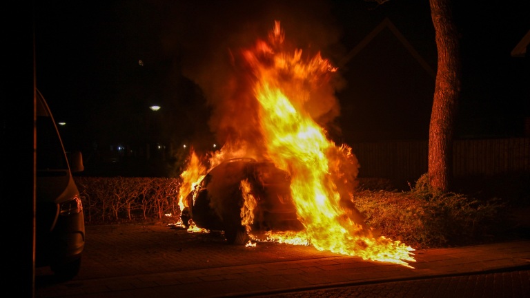 Geparkeerde auto in lichterlaaie aan Huygensstraat in Heerhugowaard