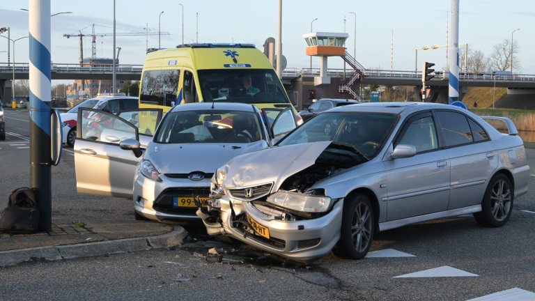 Twee auto’s zwaar beschadigd bij aanrijding op Helderseweg Alkmaar