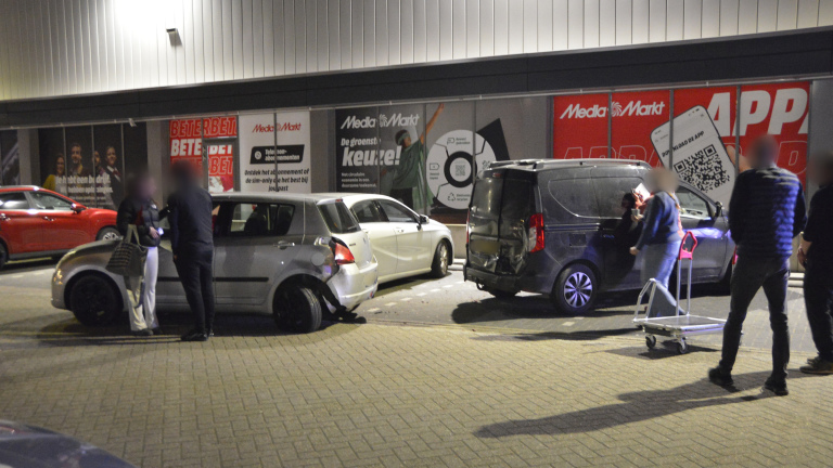 Bestuurder onder invloed ramt geparkeerde auto op parkeerplaats Mediamarkt