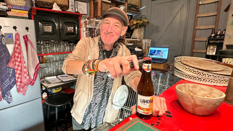 Frustratie, verbroedering en illegaliteit bij tragikomedie in Egmond: “Smaken wel meteen beter”