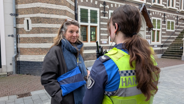 Alkmaarse boa’s gaan seksuele straatintimidatie aanpakken: “Al heel veel reacties gehad”