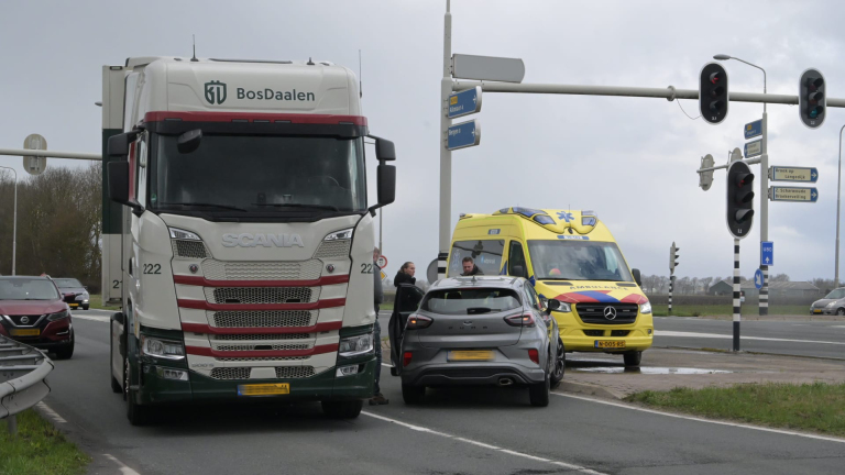 Auto en vrachtwagen botsen op N245 bij Koedijk: verkeershinder richting Alkmaar
