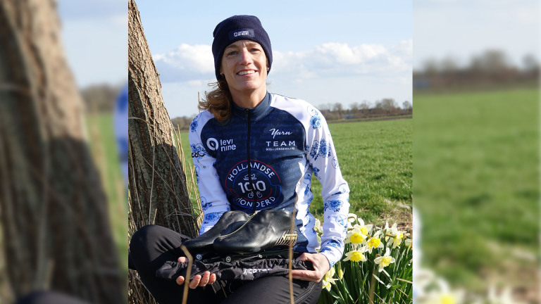 “Zit nog rek in”: Oudkarspelse maakt 781 rondjes op schaatsbaan