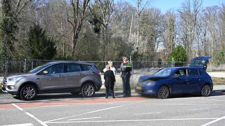 Botsing in Alkmaar krijgt staartje, slachtoffer naar ziekenhuis