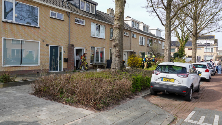 Brandweer ontruimt vijf woningen aan Staringlaan na stankmelding