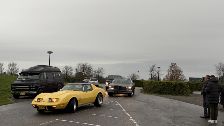 Geen poespas, wel pk’s: Night Cruise trekt autoliefhebbers naar Strand van Luna