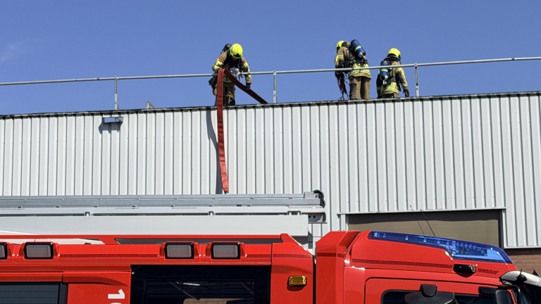 Broek op Langedijk opgeschrikt door grote brand op industrieterrein [UPDATE]