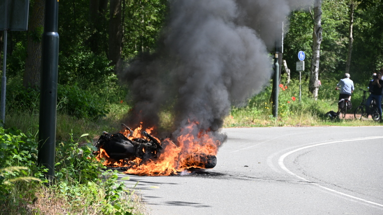 Motor brandt af na valpartij op Omloop in Heiloo
