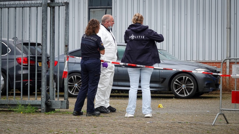 [UPDATE] Bij steekpartij in Heerhugowaard blijkt ook te zijn geschoten en er duikt een mogelijke ‘werkauto’ op