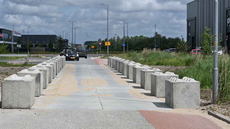 Verrassing: betonplaten slaan een brug tussen Heiloo en Alkmaar op Boekelermeer