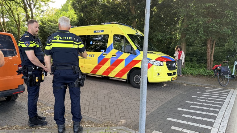 Letsel aan gezicht en been: fietsster aangereden door auto in Sint Pancras