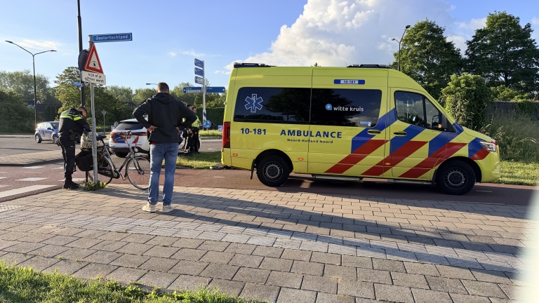 Fietser gewond naar ziekenhuis na aanrijding met auto in Heerhugowaard