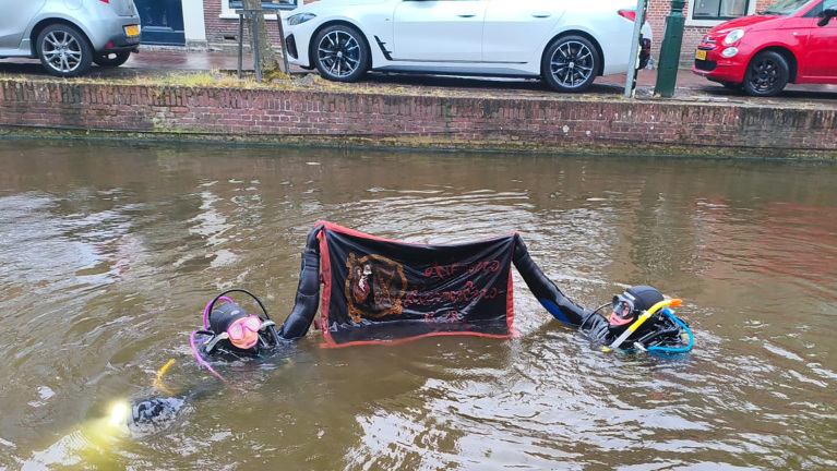 Duikers vinden na lang zoeken verloren vaandel Kaeskoppenstad in gracht: “Alles op de tast”