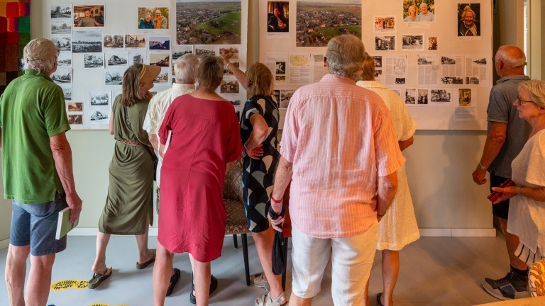 Eeuwfeest van Tuin- en Oostdorp in Bergen brengt jong en oud samen op straat