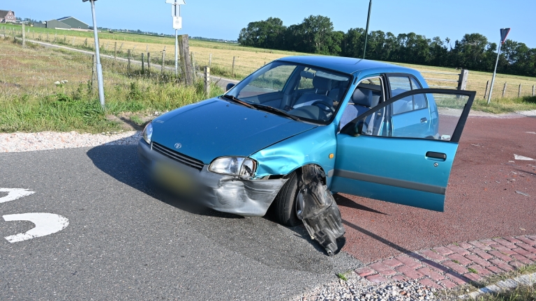 Flinke schade bij botsing op kruising in Heiloo, niemand gewond