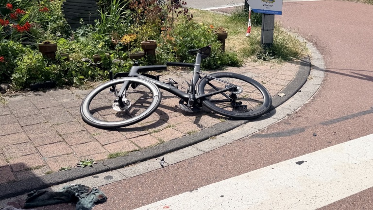 Fietser met spoed naar ziekenhuis na harde aanrijding in Groet