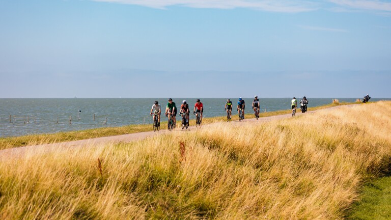 Zonnebrand, koud water en slingeren maar: Ronde van de Westfriese Omringdijk verreden