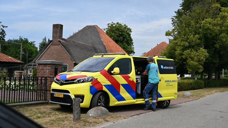 Vrouw gewond naar ziekenhuis na uitwijkmanoeuvre voor busje in Bergen