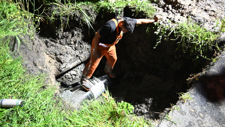 Huishoudens zonder water door gesprongen leiding Zuid-Scharwoude, N242 dicht