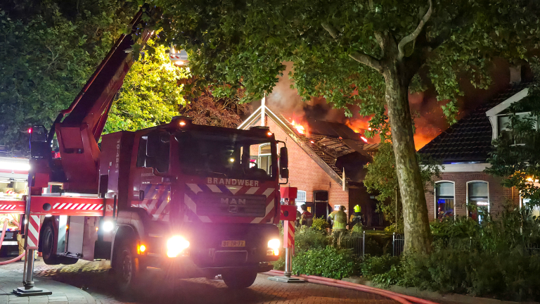 Grote brand verwoest voormalige praktijk huisarts Braak in Zuid-Scharwoude