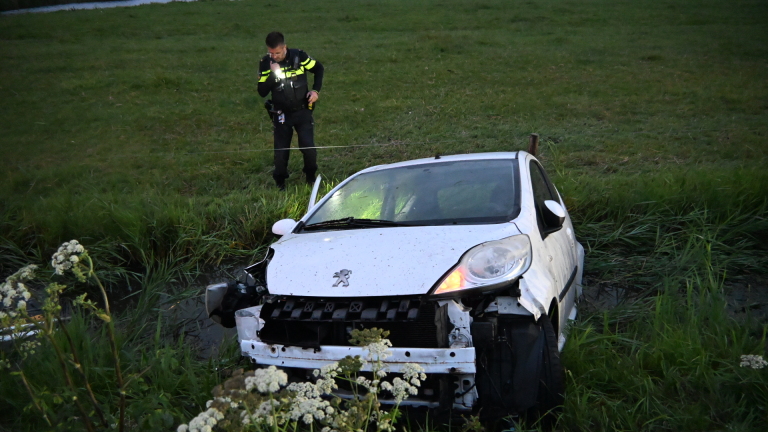 Auto belandt in sloot langs N203 bij Castricum