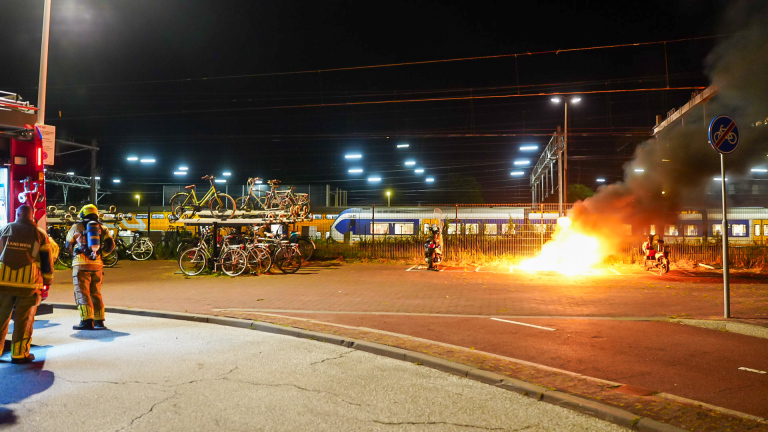 Vlammen langs het spoor: scooterbrand bij station Alkmaar