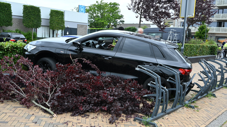 Auto muurvast na parkeermisser bij winkelcentrum Geesterduin