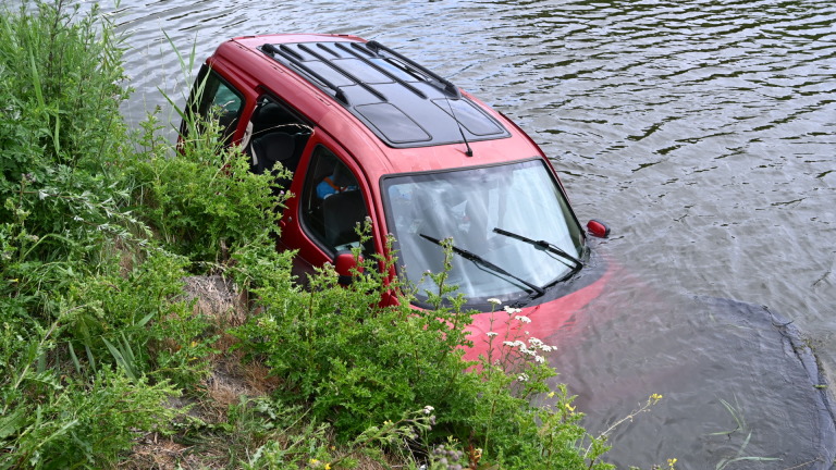 Auto raakt te water na aanrijding in Stompetoren