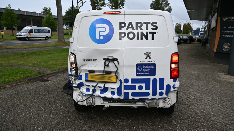 Chauffeur rijdt door na botsing tegen busje op bedrijventerrein Zandhorst